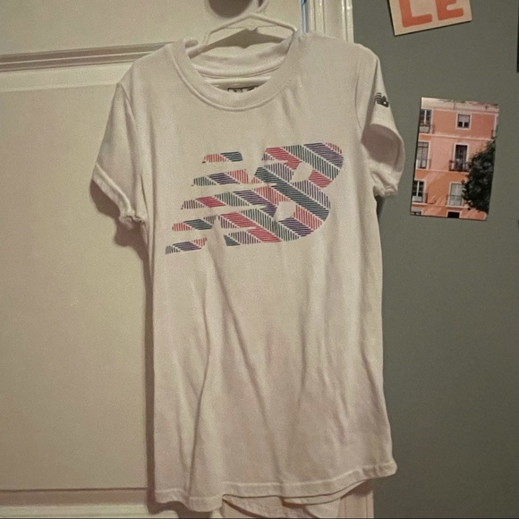New Balance Short Sleeve Tee Shirt- with NB Logo - Picture 1 of 2
